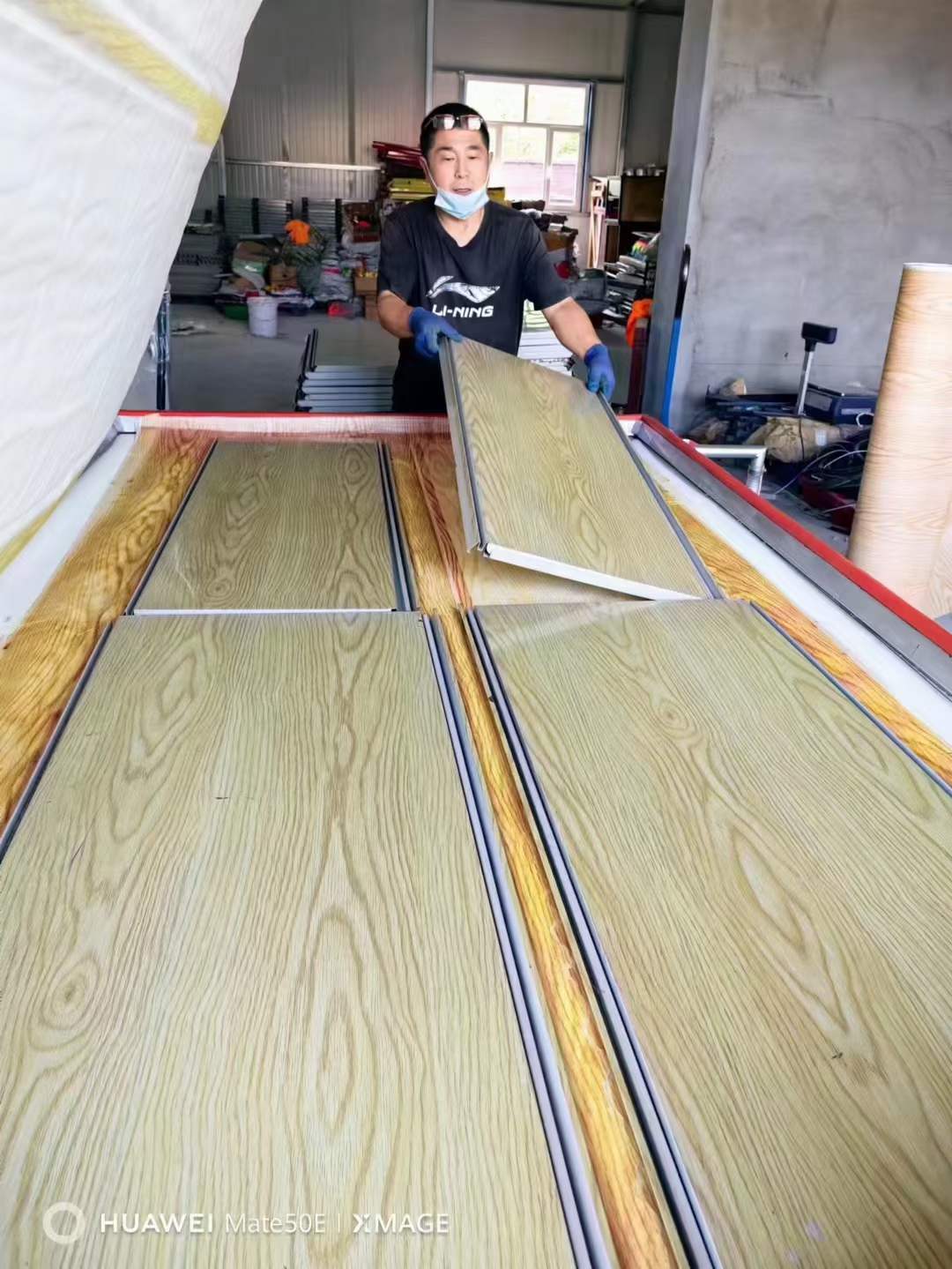 哈尔滨迈隆货架，使用我公司真空木纹转印机，层板和背板转印零色差，零漏转